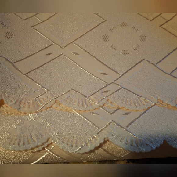 Elegant Cream Lace Tablecloth - Picture 1 of 4
